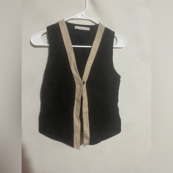Abercrombie & Fitch colorblock tailored vest in a black and tan linen-cotton - Picture 3 of 8